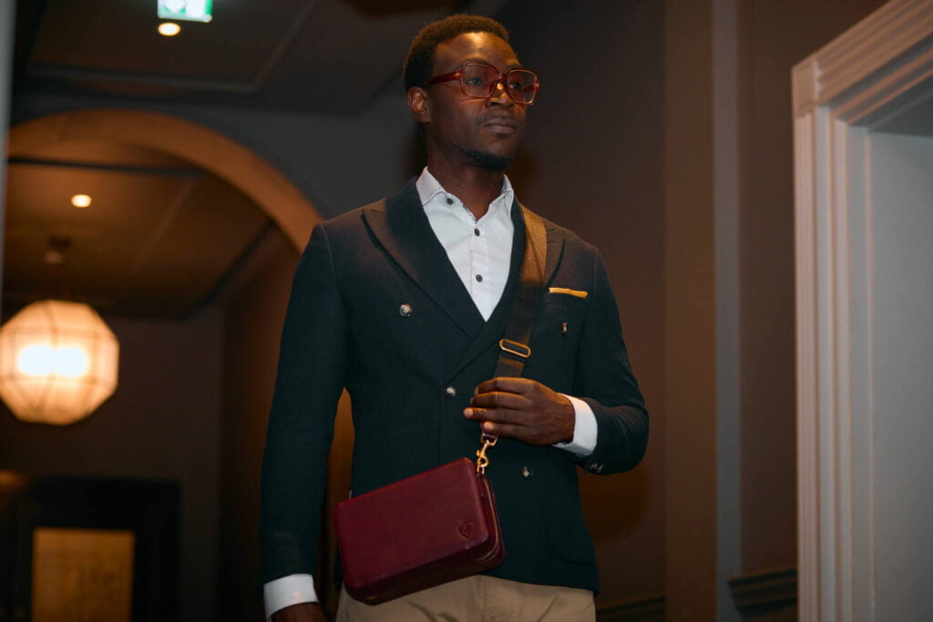 Crossbody cigar travel case