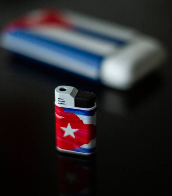 Palio Cuban Flag Lighter